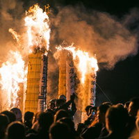 夜空を焦がす大松明の炎に酔いしれる観衆【須賀川松明あかし】の写真