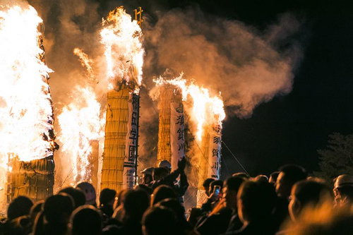 夜空を焦がす大松明の炎に酔いしれる観衆【須賀川松明あかし】