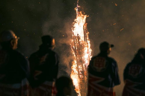 梯子ごと燃え尽くされる大松明