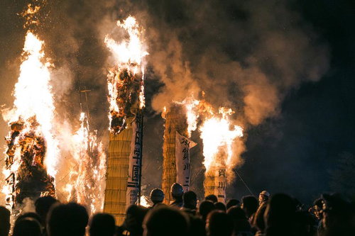 須賀川市の松明あかしで火柱を上げて燃え上がる松明と観客