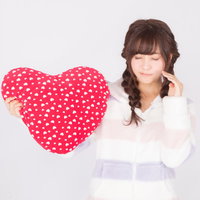 素敵な恋がしたいなーとか言う系女子がハートのクッションを抱えるの写真