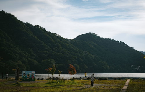 夕暮れ時の榛名湖と緑の山々に映る風景