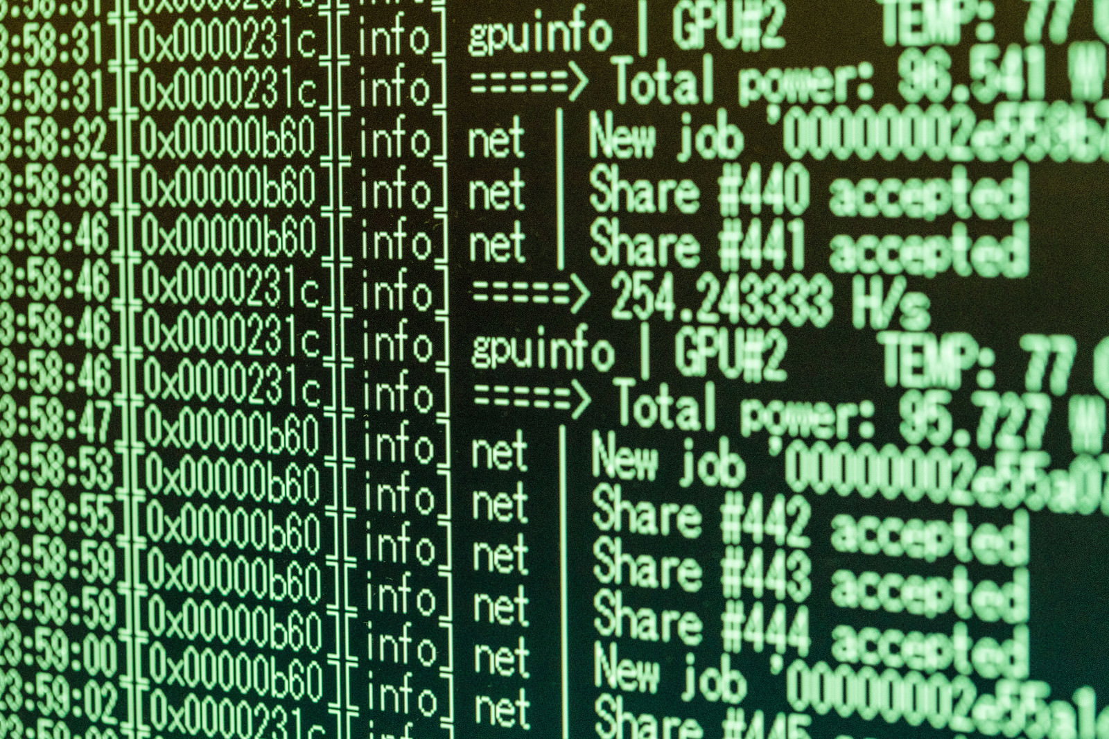 緑色の文字で表示された暗号通貨マイニングのコンピュータ画面