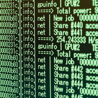 暗号通貨マイニングのコンピュータ画面とプログラムコードの写真