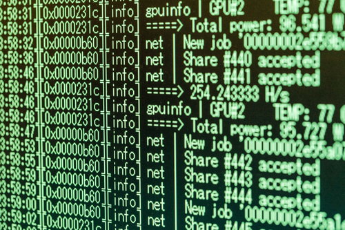 暗号通貨マイニングのコンピュータ画面とプログラムコード