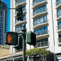 「STOP」ハワイの信号機の写真