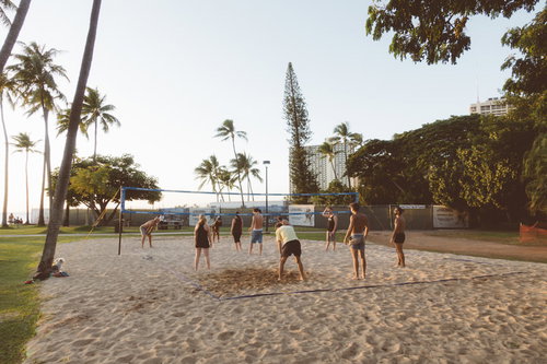 夕暮れ時のハワイビーチでのバレーボール大会
