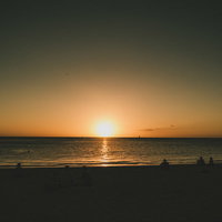 クリスマス装飾のスーパーマーケット店内の写真