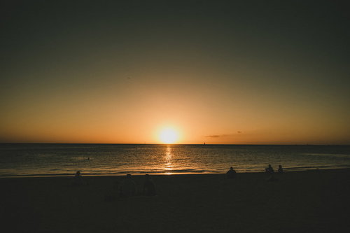 クリスマス装飾のスーパーマーケット店内