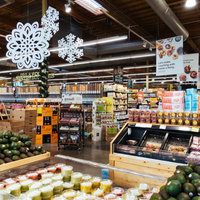 迷子になりそうなほど広い海外のスーパーマーケットの店内の写真