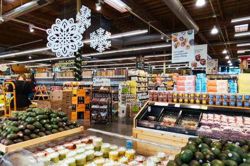 迷子になりそうなほど広い海外のスーパーマーケットの店内