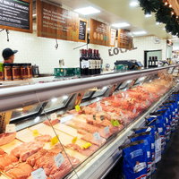 海外のスーパーマーケットの精肉店のショーケースの写真