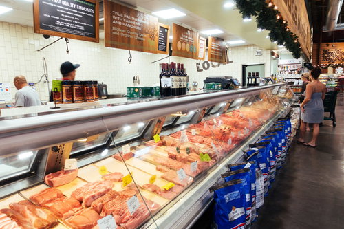 海外のスーパーマーケットの精肉店のショーケース