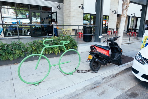 ハワイのオシャレな駐輪スペースと停められたスクーター