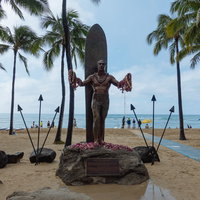 ハワイのビーチに立つ伝説のサーファーの銅像の写真