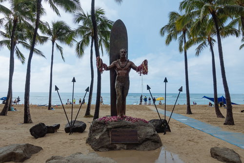 ハワイのビーチに立つ伝説のサーファーの銅像