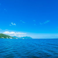 青々としたハワイの海と澄んだ空、沖縄の観光地の景色の写真