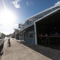 ハワイの開放的なクラフトビールショップの店舗の写真