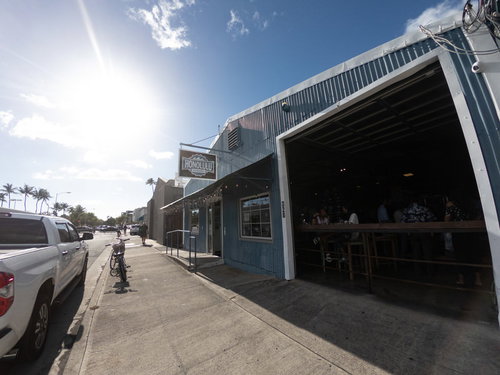 ハワイの開放的なクラフトビールショップの店舗