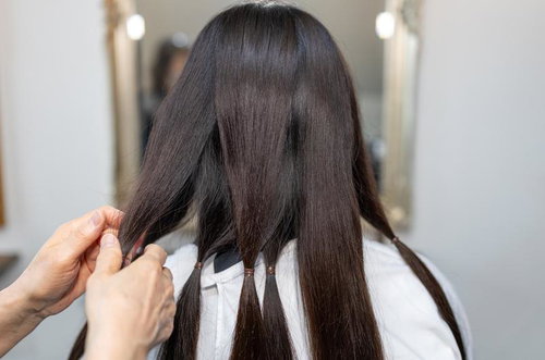 美容室でヘアドネーション前に髪の束をクリップで分ける準備工程