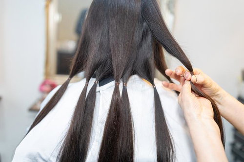 ヘアドネーション前の髪束分けシーン・美容師の手元