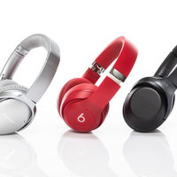 シルバー・レッド・ブラックの三種類のワイヤレスヘッドフォンの写真