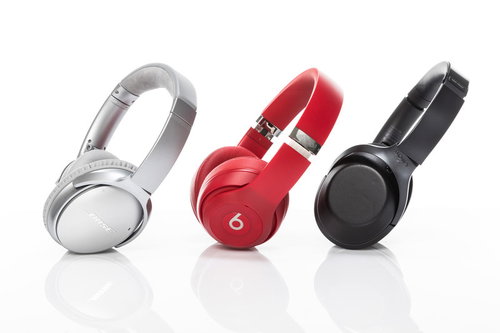 シルバー・レッド・ブラックの三種類のワイヤレスヘッドフォン