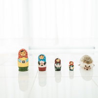 色とりどりのマトリョーシカ人形と並ぶハリネズミの写真