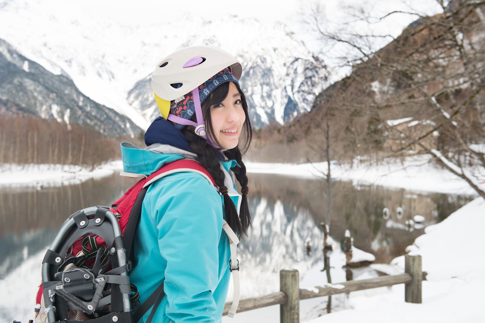 急斜面の登山道を列になって下る登山者たち［モデル：河村友歌］