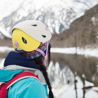 カラーバリエーション豊富な登山用ヘルメットの写真