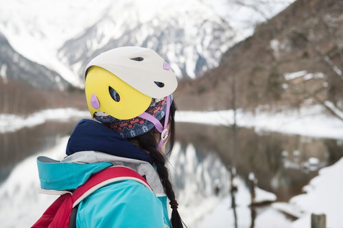 カラーバリエーション豊富な登山用ヘルメット