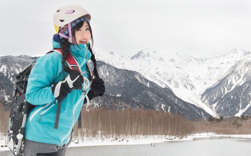 冬の上高地・大正池でスノーシューを履いてトレッキングする女子