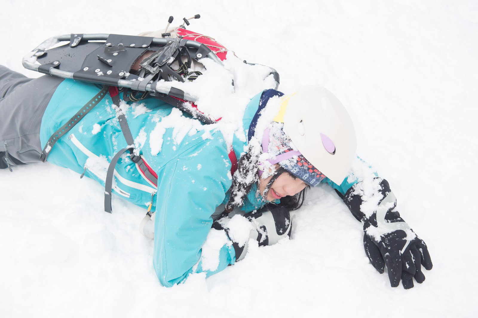 雪山で転倒したハイカーを俯瞰で撮影［モデル：河村友歌］