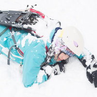 スノーシューを装着せずに雪山で転倒したハイカーの写真