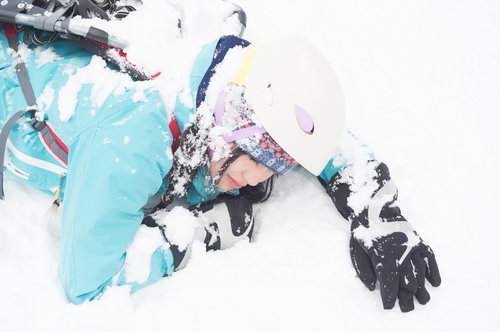 雪山で滑落したヘルメット着用の女性登山者
