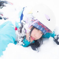 スノーシュー姿で頭上から雪塊が降ってきた登山者のヘルメットの写真