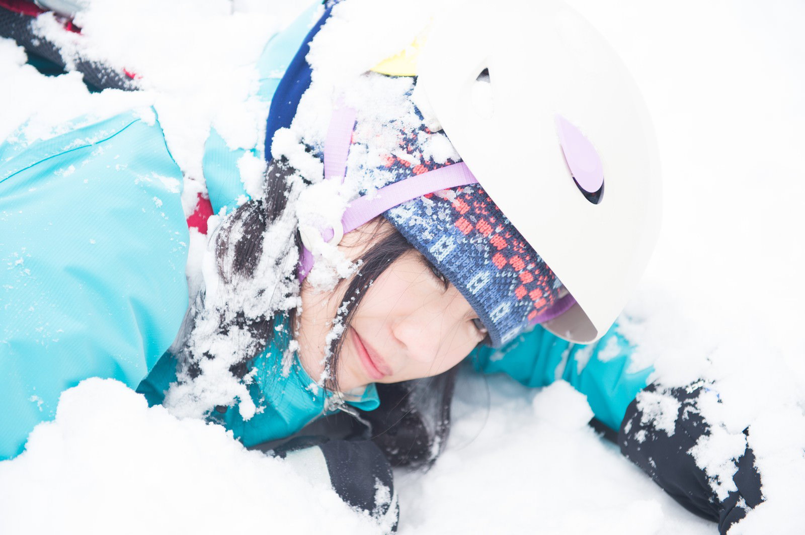 雪山トレッキング中にヘルメット姿で転倒した登山者［モデル：河村友歌］