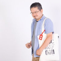 具合が悪いヘルプマーク所持者の男性、優先席での体調不良の写真