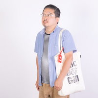 ヘルプマークを持ち不安そうに上を見上げる男性の写真