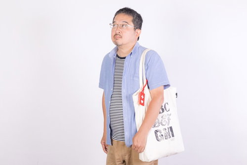 ヘルプマークを持ち不安そうに上を見上げる男性