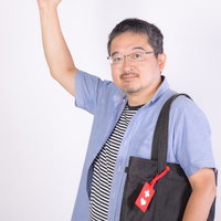 ヘルプマークを取り付けた男性の写真