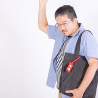 ヘルプマークを持つ体調が優れない男性が苦しい表情の写真