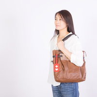 ヘルプマークをつけて外出する女性とバッグの写真