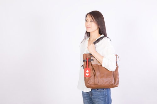 ヘルプマークをつけて外出する女性とバッグ