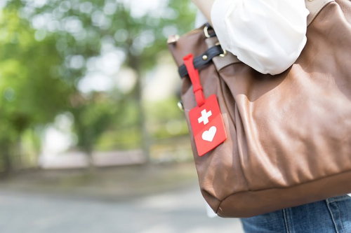 十字とハートが付いた赤いマークの「ヘルプマーク」