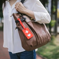 電車の優先席ステッカーと配慮のピクトグラムの写真