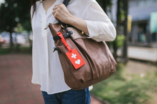 電車の優先席ステッカーと配慮のピクトグラム