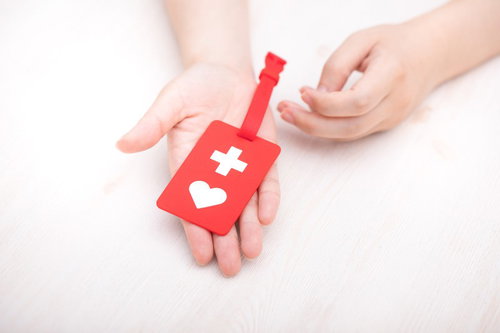 ヘルプマークを手のひらに提示する障害者支援の心配り