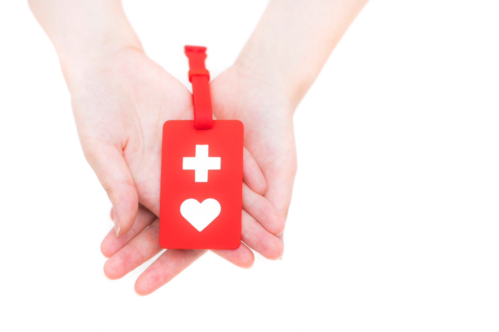 両手でヘルプマークを大切に包み込んでいる様子