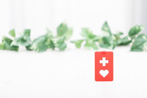 赤い背景に白いマークが描かれたヘルプマーク